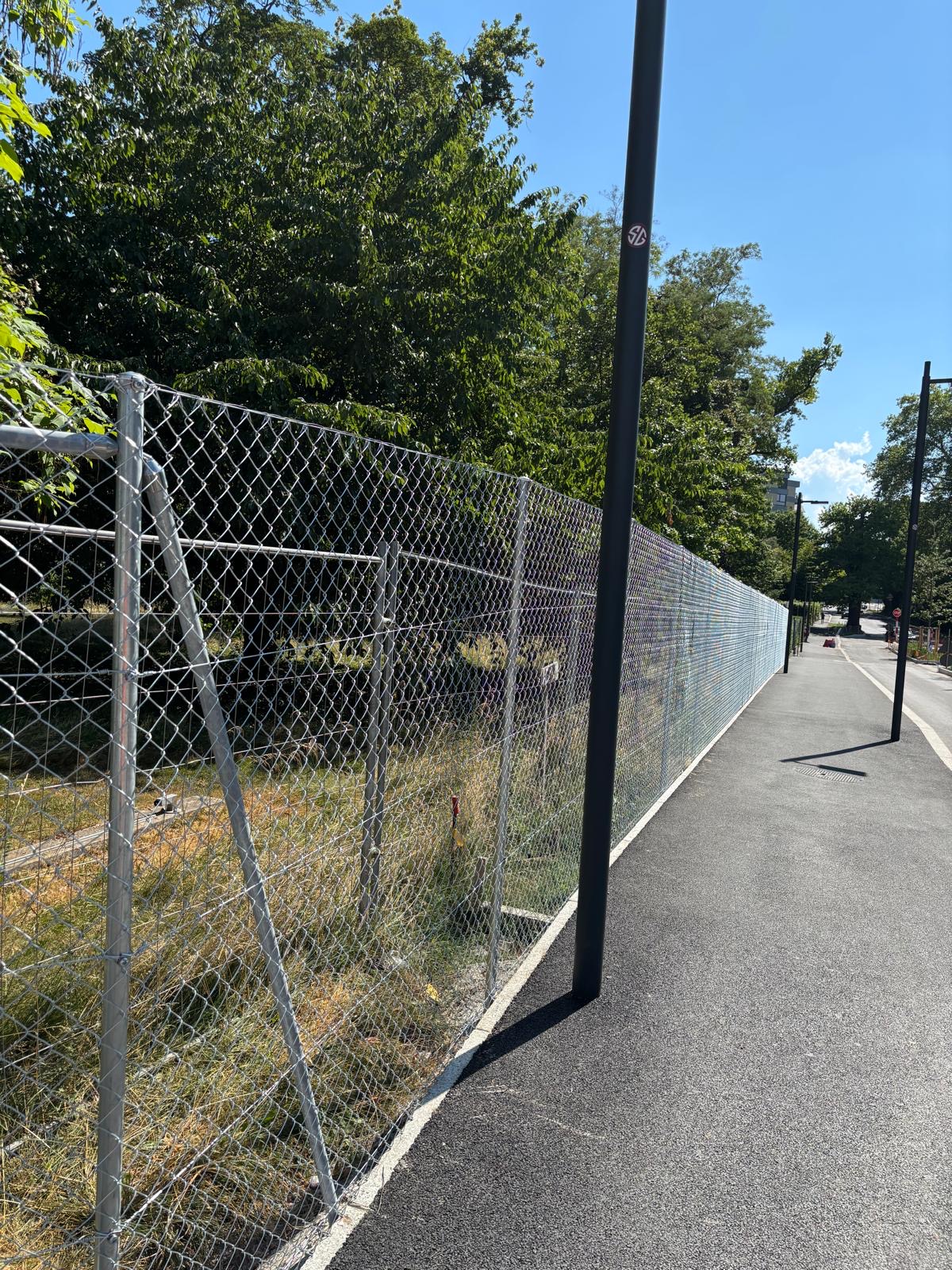 Pose de clôture métallique