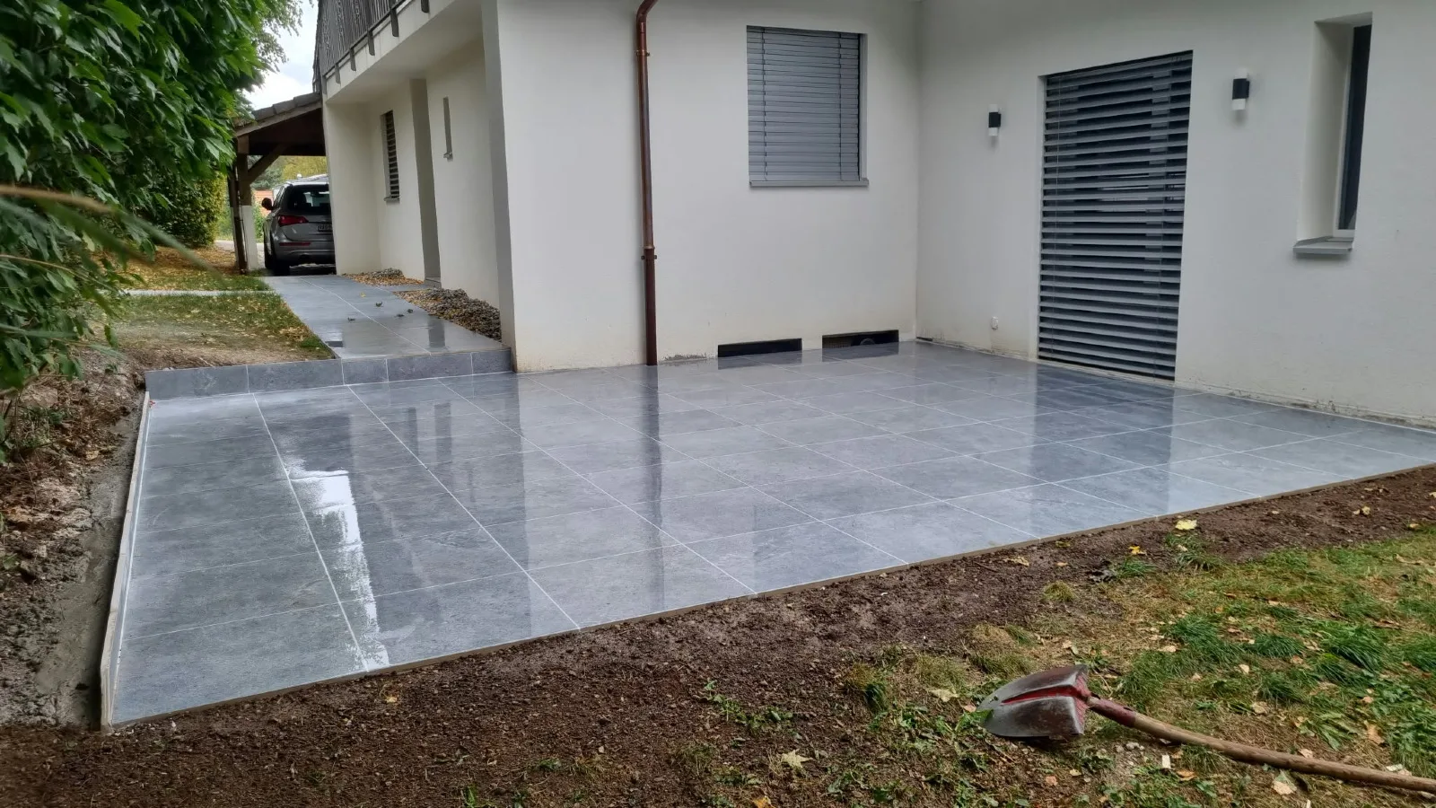 Création de terrasse extérieure en carrelage gris à Nyon à Nyon – Jardinier de la Côte