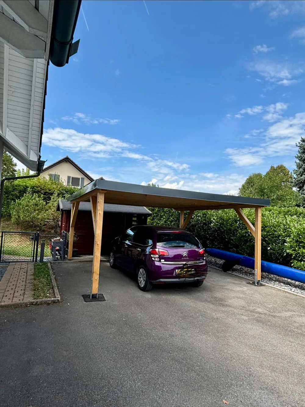 Abri voiture en bois construit sur mesure par Jardinier de la Côte