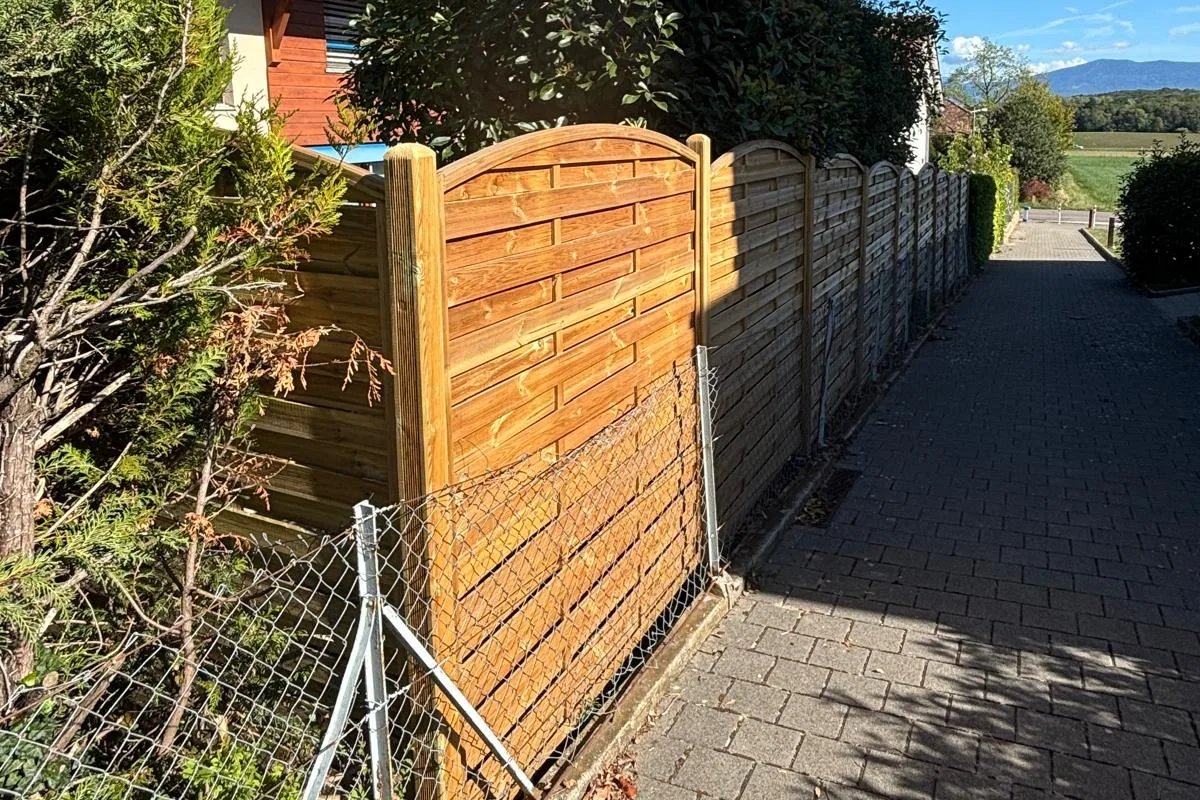 Palissade en bois posée par Jardinier de la Côte